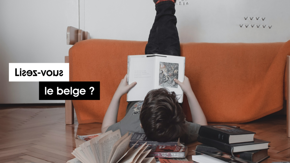petit garçon contre son lit avec les pieds en l'air en train de lire un livre petit garçon contre son lit avec les pieds en l'air en train de lire un livre